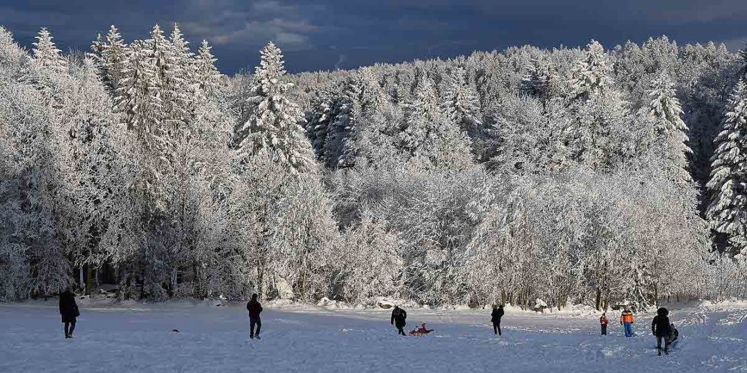 Beitragsbild zum Foto des Monats 2021. Wintersport unter Corona-Regeln