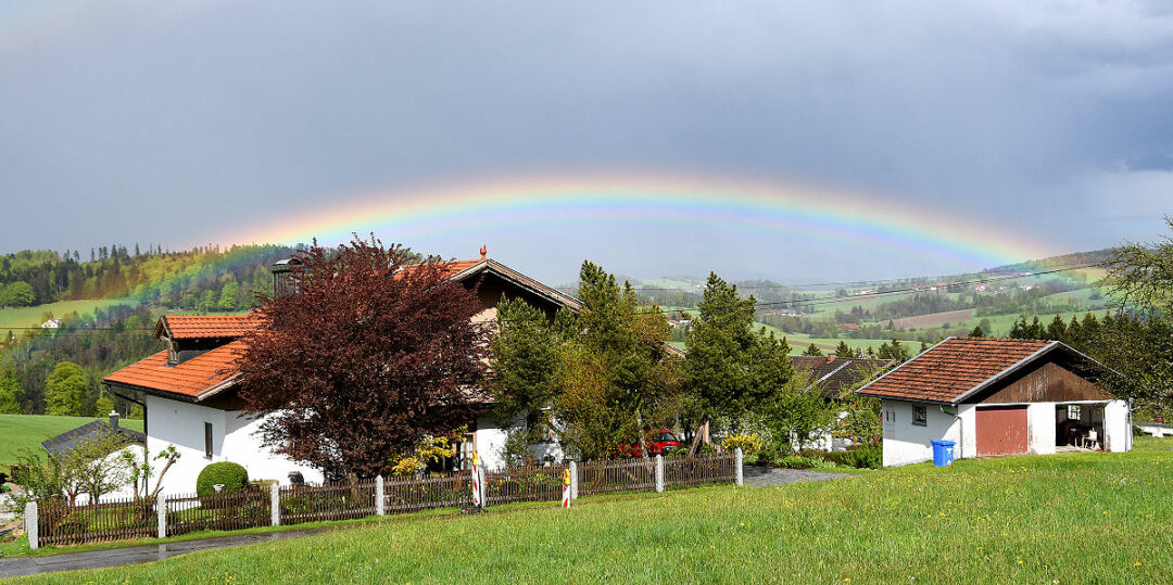 Bild des Monats Juni 2021: Regenbogen über Haus