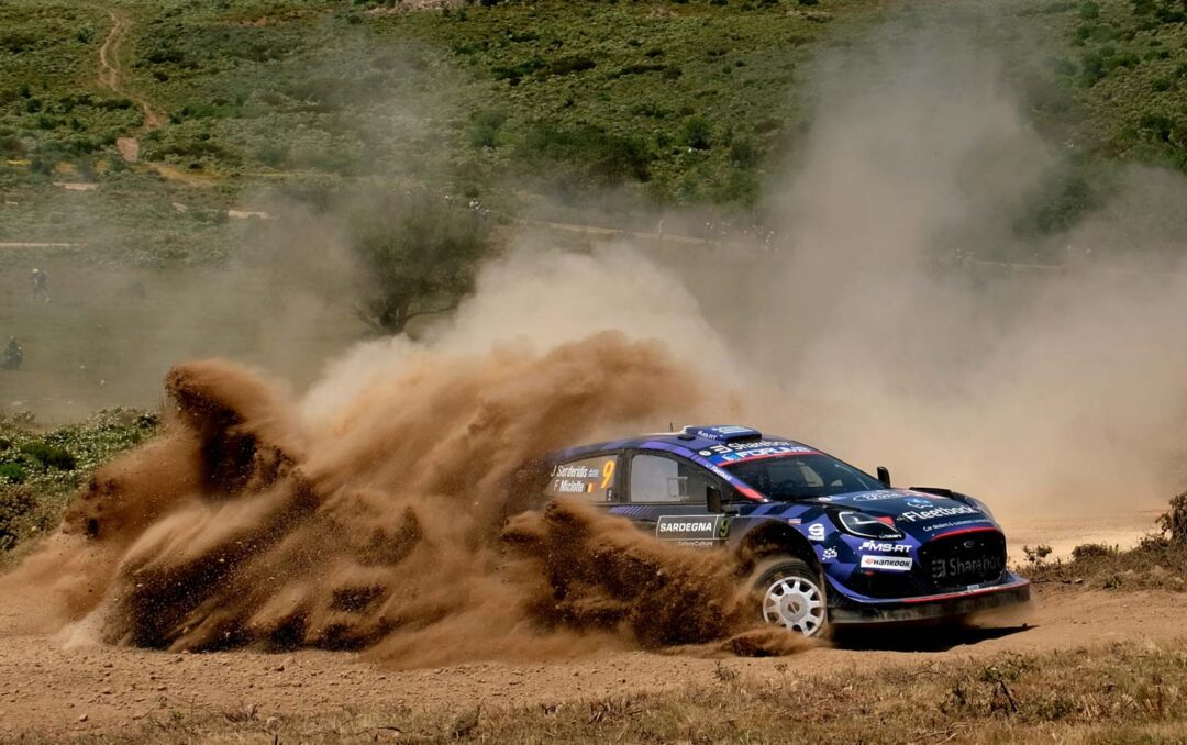 Bild des Monats Juli 2025, actiongeladenes Rallyefoto „Vollgas im Staub“