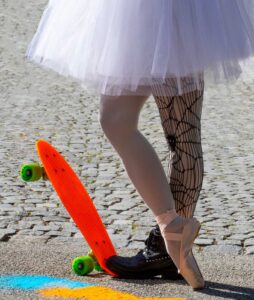 2. clubinterner Fotowettbewerb 2025 - Kontraste - Balerina mit Punkstiefel und Tanzspitze - Punk trift Balerina