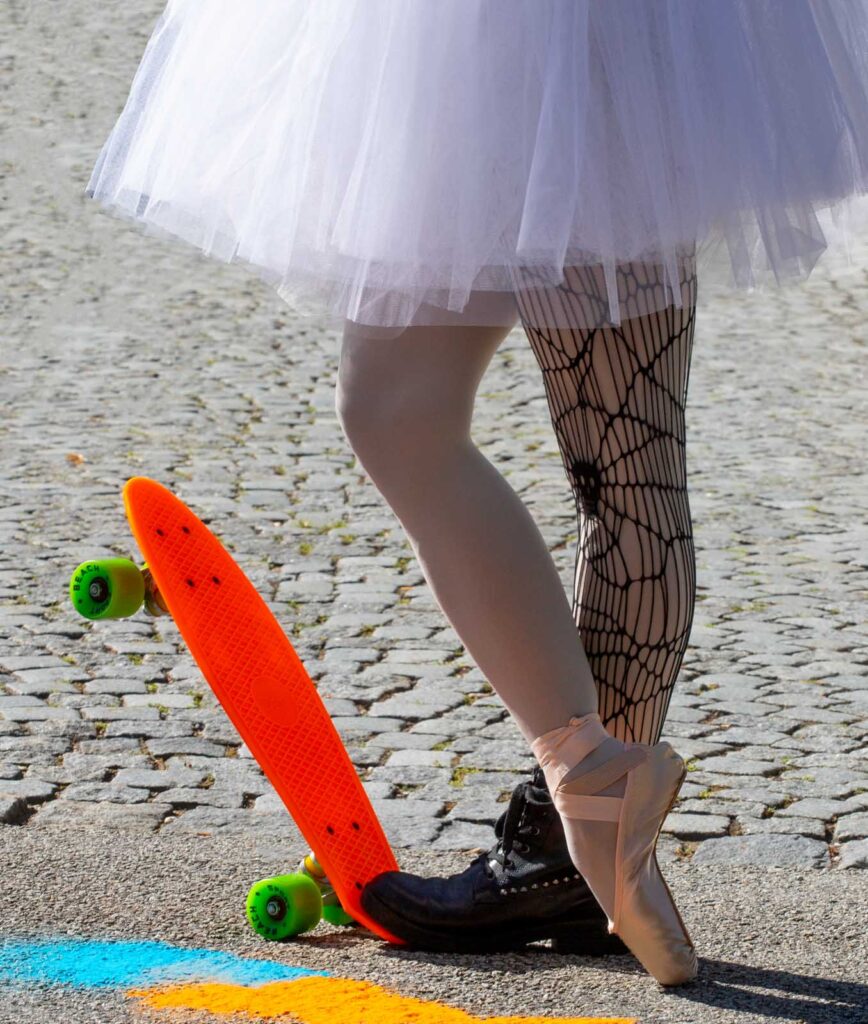 2. clubinterner Fotowettbewerb 2025 3 2. clubinterner Fotowettbewerb 2025 - Kontraste - Balerina mit Punkstiefel und Tanzspitze - Punk trift Balerina